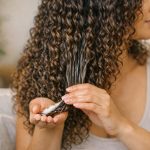 découvrez des astuces efficaces pour réduire le shrinkage sur cheveux bouclés et maintenir des boucles définies et bien hydratées.