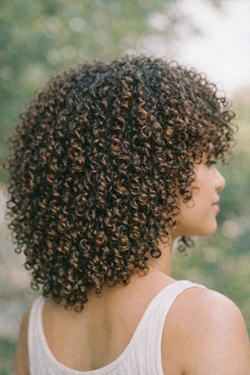découvrez des astuces efficaces pour réduire le shrinkage sur cheveux bouclés et sublimer vos boucles avec douceur et définition.
