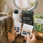 découvrez comment couvrir efficacement les racines de cheveux blancs à la maison en choisissant la coloration adaptée à votre type de cheveux et à vos besoins.