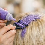 découvrez comment réaliser une patine efficace sur cheveux méchés ou blancs pour neutraliser les reflets jaunes et obtenir une couleur éclatante et naturelle.