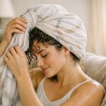découvrez la technique du hair plopping pour sécher vos cheveux bouclés tout en préservant leur forme et leur santé, sans les abîmer.