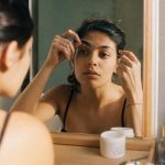 découvrez comment réaliser une épilation des sourcils au fil facilement à la maison avec nos conseils pratiques pour un résultat précis et naturel.