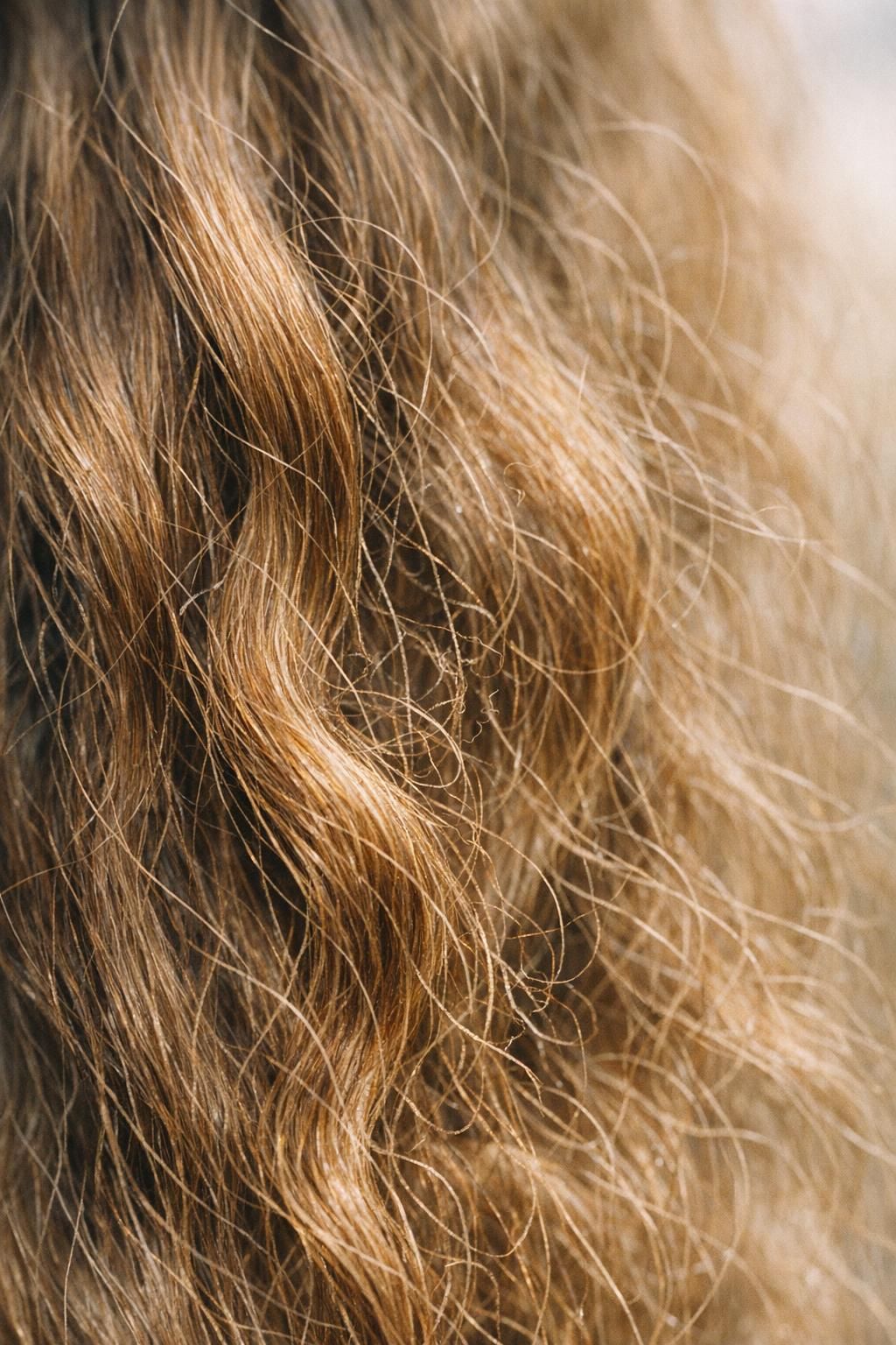découvrez des astuces efficaces pour soigner les frisottis sur cheveux ondulés et obtenir une chevelure lisse, brillante et bien définie au quotidien.