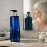 découvrez notre sélection des meilleurs shampoings bleus pour sublimer et entretenir vos cheveux blonds ou gris. guide complet pour choisir le produit idéal.