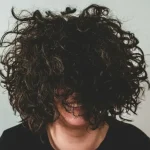 coupe courte cheveux boucles naturellement — Coupe courte cheveux bouclés naturellement : comprendre et agir