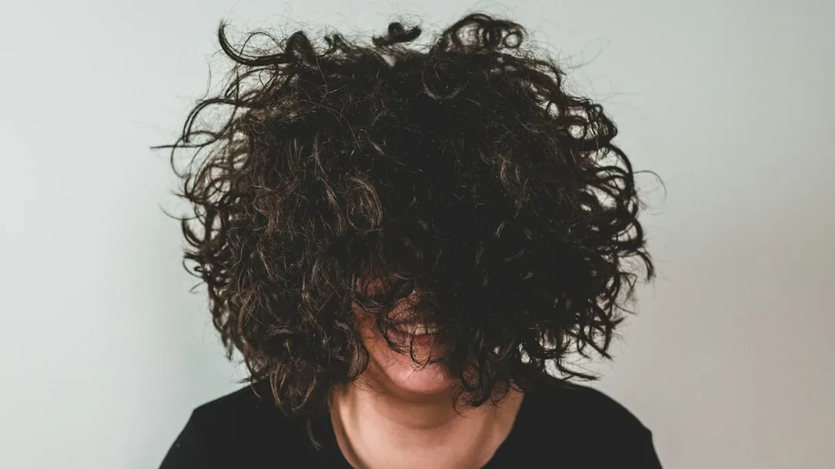 coupe courte cheveux boucles naturellement — Coupe courte cheveux bouclés naturellement : comprendre et agir
